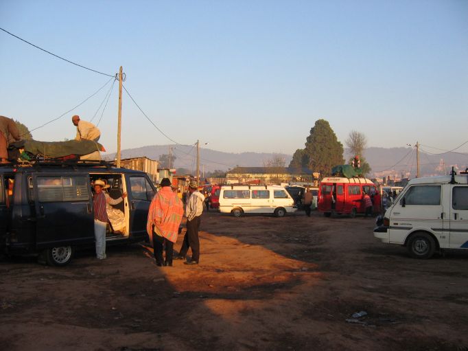 Station de taxis-brousse au lever du soleil